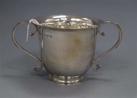 An Edwardian silver porringer, Nathan & Hayes, Chester, 1908, 5.5 oz.